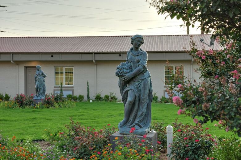 Hotel Romantic Inn & Suites