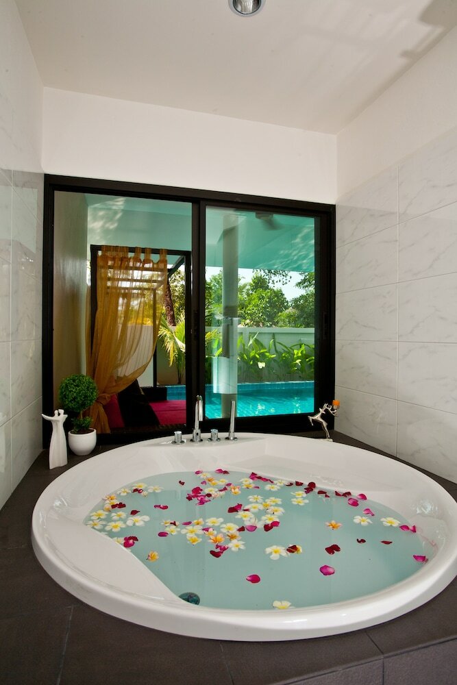 Thai Thani Pool Villa Resort