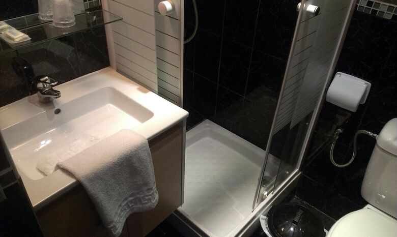 Hotel Hipotel Paris Gambetta Republique