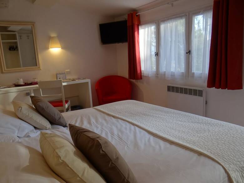 Hotel Authentic By Balladins Le Mas Des Ecureuils