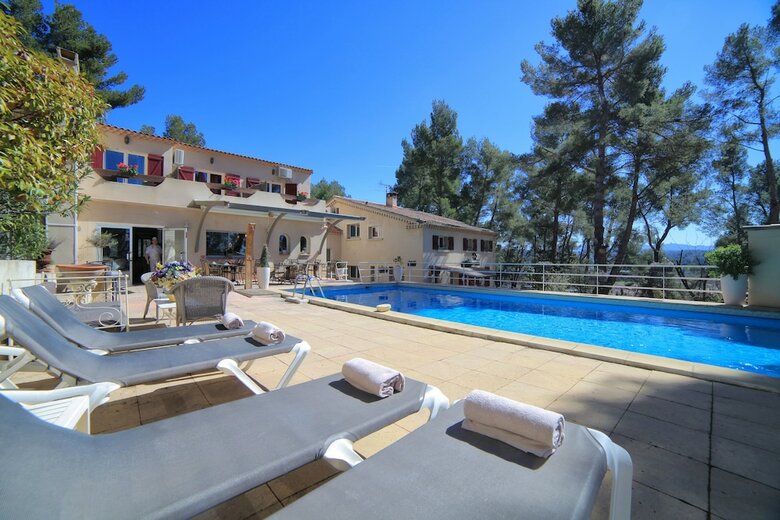 Hotel Authentic By Balladins Le Mas Des Ecureuils