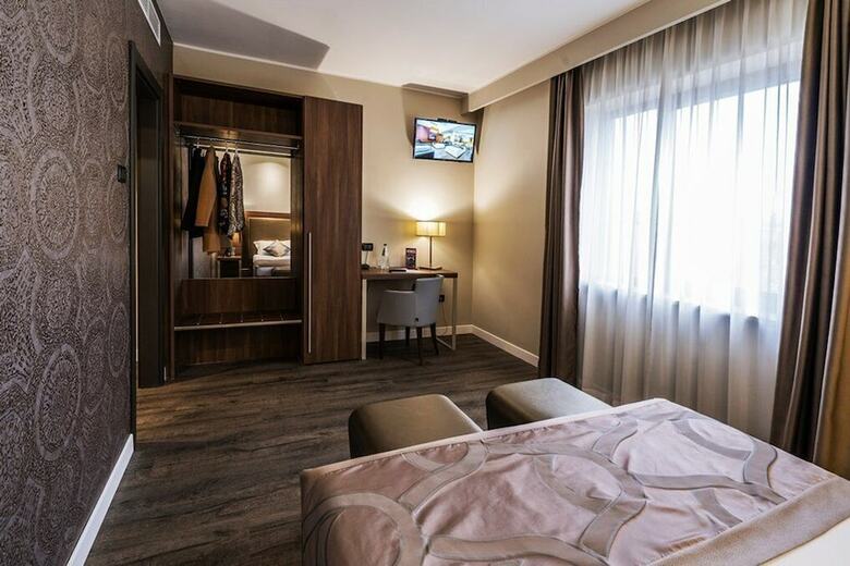 Smart Hotel Holiday