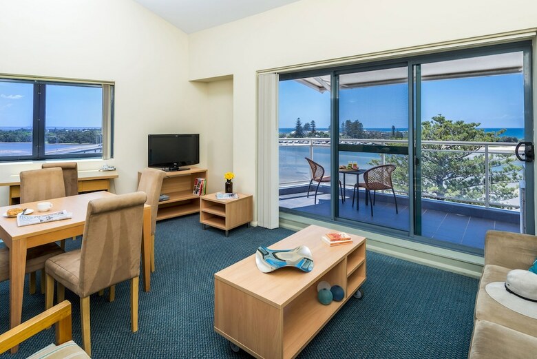 Aparthotel Oaks The Entrance Waterfront Suites