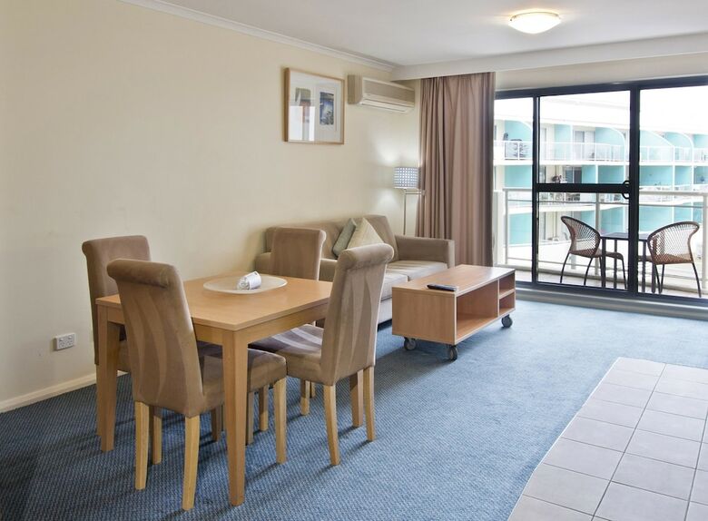 Aparthotel Oaks The Entrance Waterfront Suites