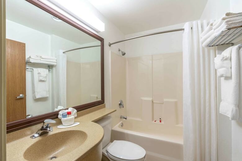 Hotel Microtel Inn & Suites By Wyndham Raton