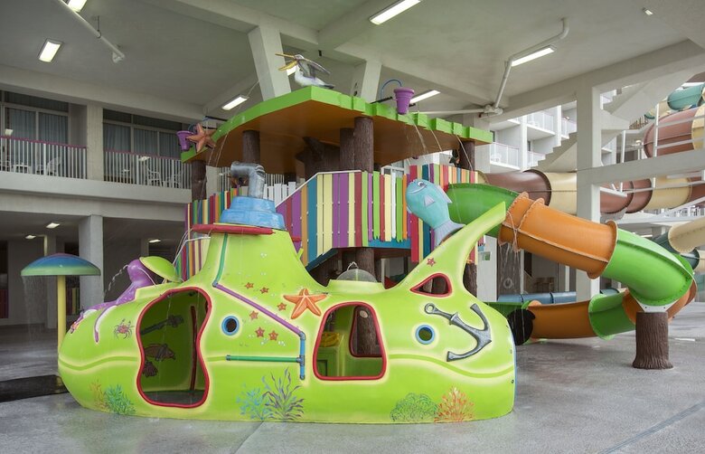 Hotel Crown Reef Beach Resort And Waterpark