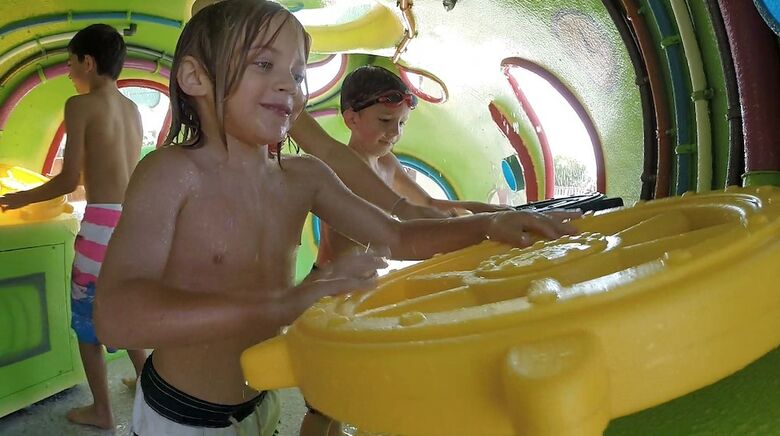 Hotel Crown Reef Beach Resort And Waterpark