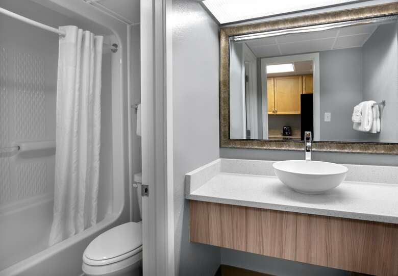 Hotel Crown Reef Beach Resort And Waterpark