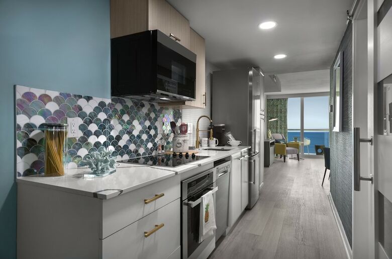 Hotel Crown Reef Beach Resort And Waterpark