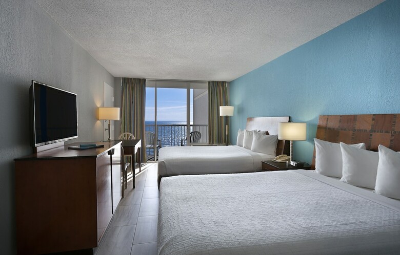 Hotel Crown Reef Beach Resort And Waterpark