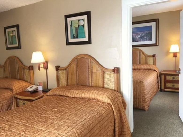 Hotel Polynesian Beach & Golf Resort