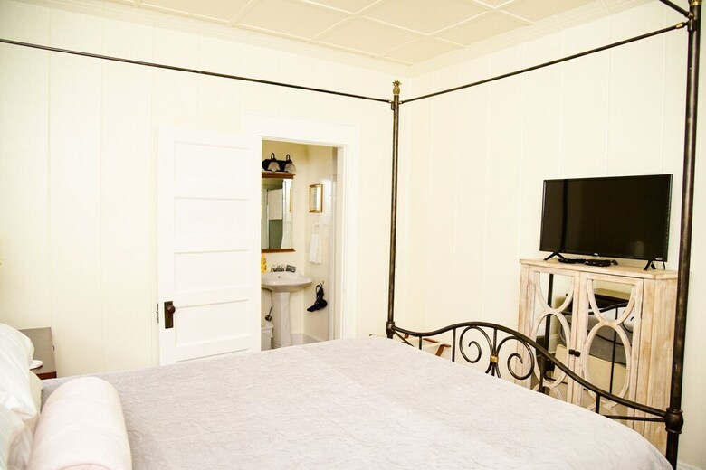 Azalea Inn Bed & Breakfast