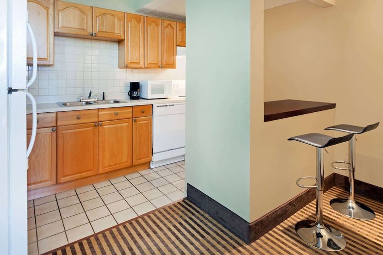 Hotel Howard Johnson By Wyndham Arlington Ballpark / Six Flags