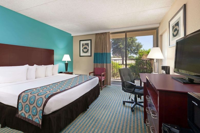 Hotel Howard Johnson By Wyndham Arlington Ballpark / Six Flags