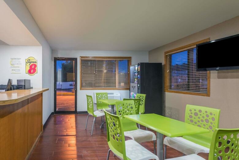 Hotel Super 8 By Wyndham Delmont