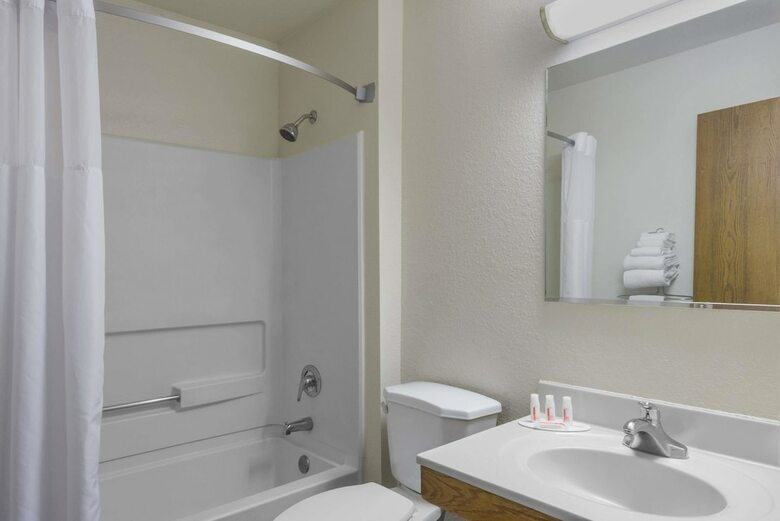 Hotel Super 8 By Wyndham Delmont