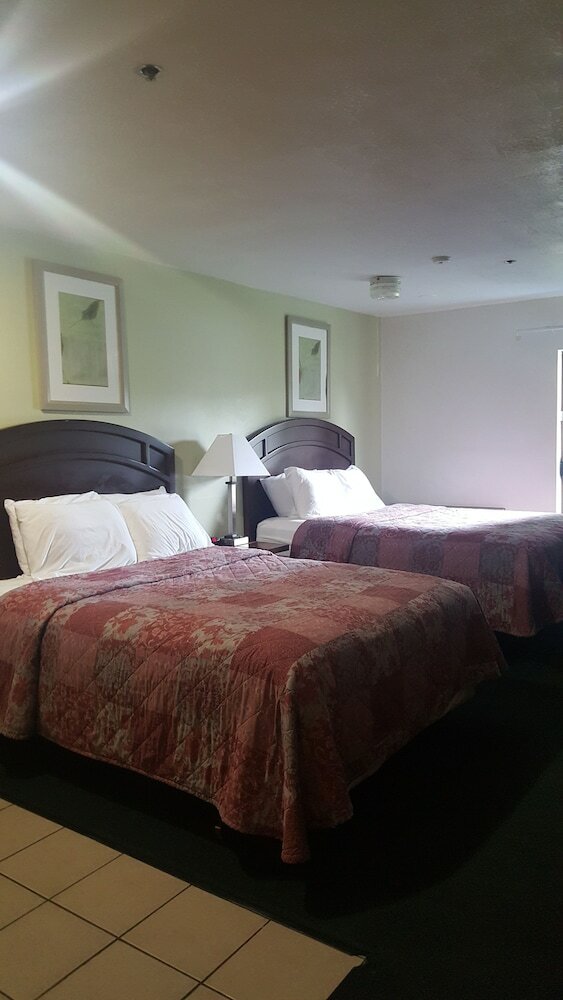 Hotel Oyster Bay Inn & Suites