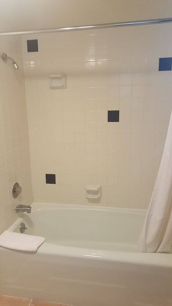Hotel Oyster Bay Inn & Suites