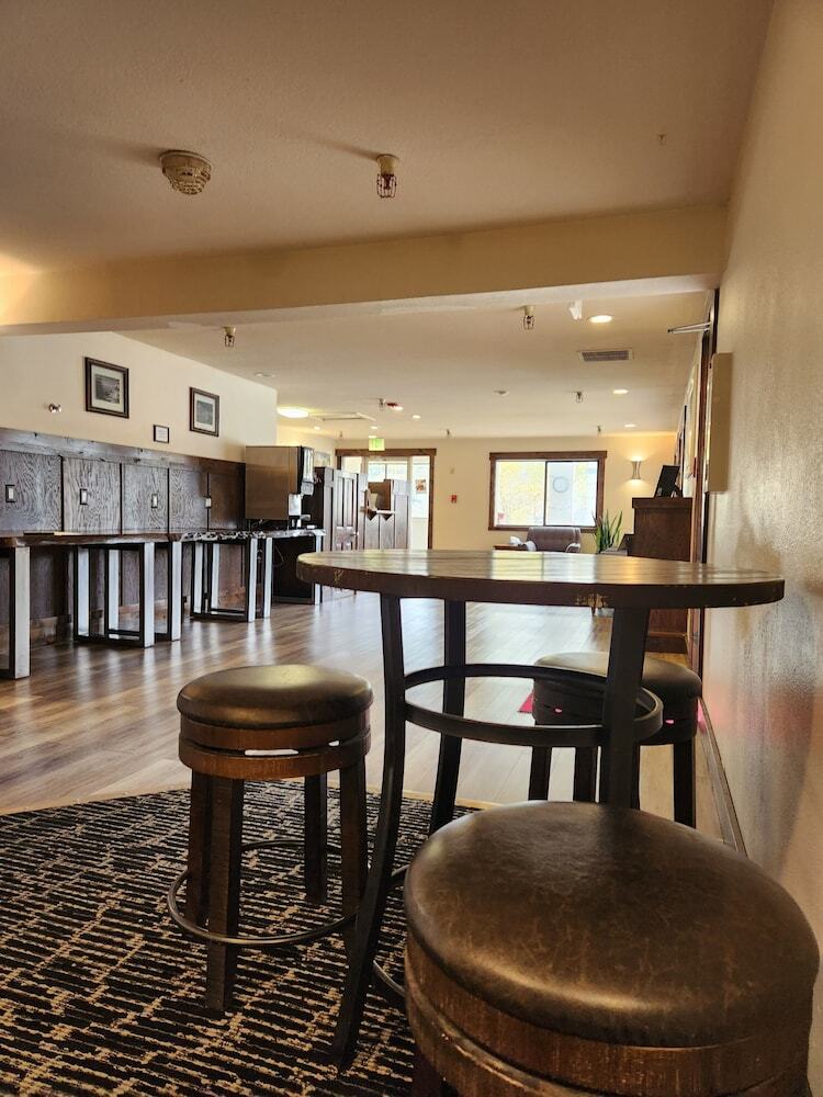Hotel Luxury Inn And Suites