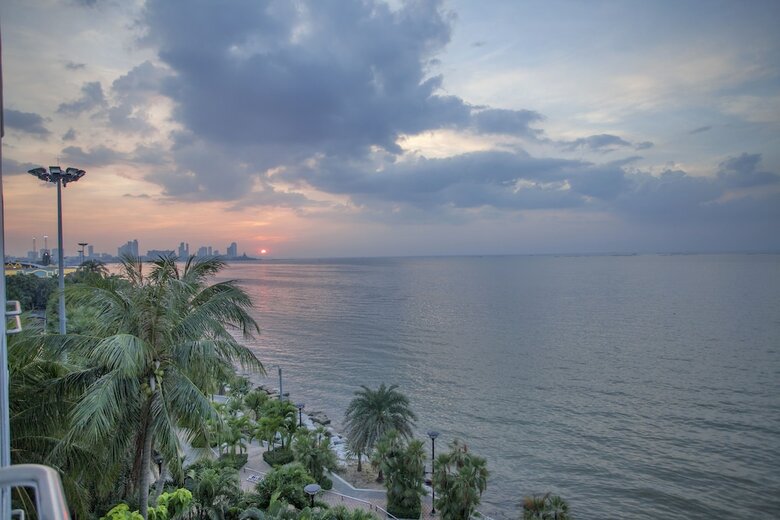 Hotel Cholchan Pattaya Beach Resort