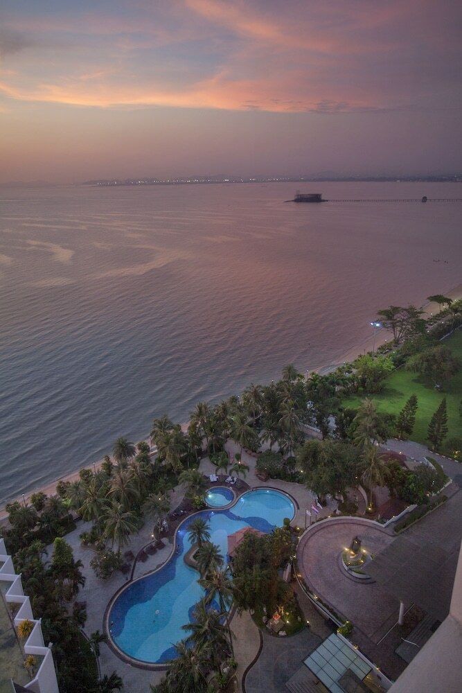 Hotel Cholchan Pattaya Beach Resort