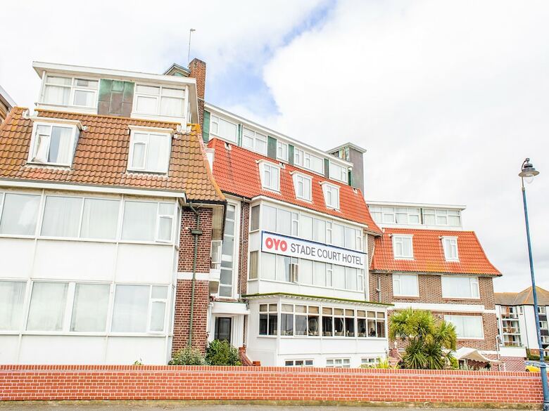 Oyo Stade Court Hotel
