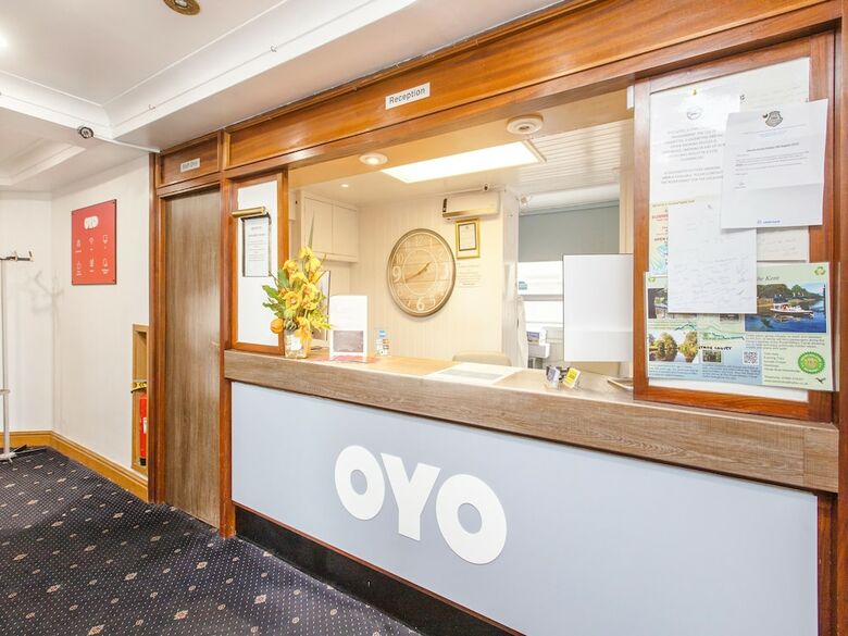 Oyo Stade Court Hotel