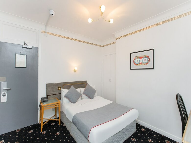 Oyo Stade Court Hotel