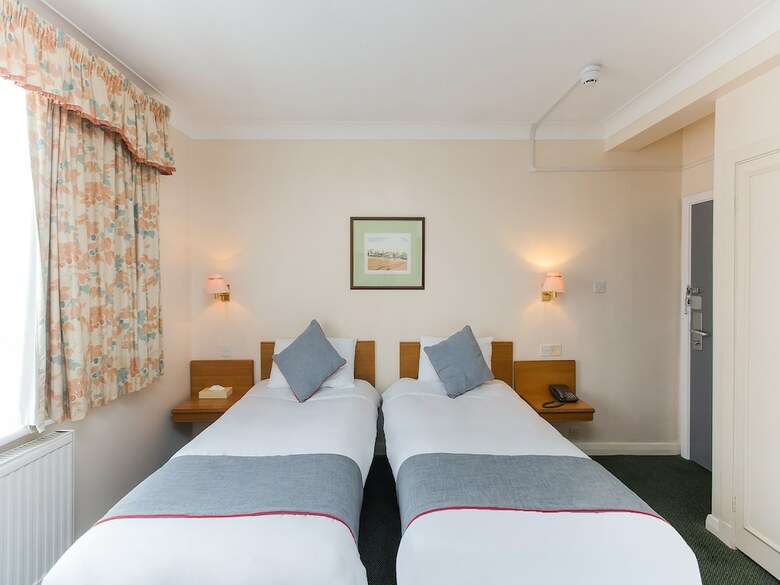 Oyo Stade Court Hotel