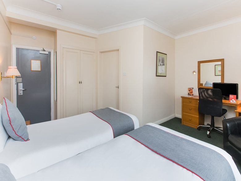Oyo Stade Court Hotel