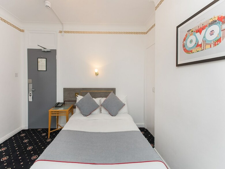 Oyo Stade Court Hotel