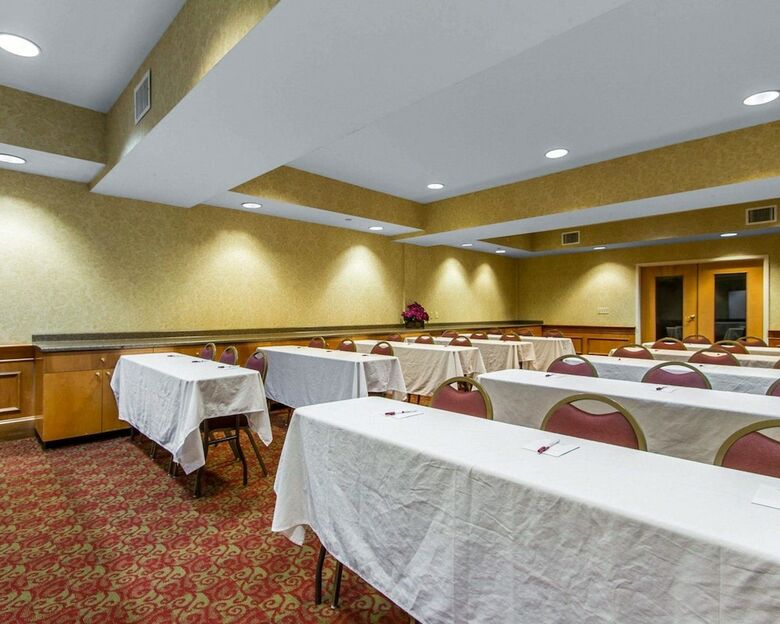 Hotel Comfort Suites Airport