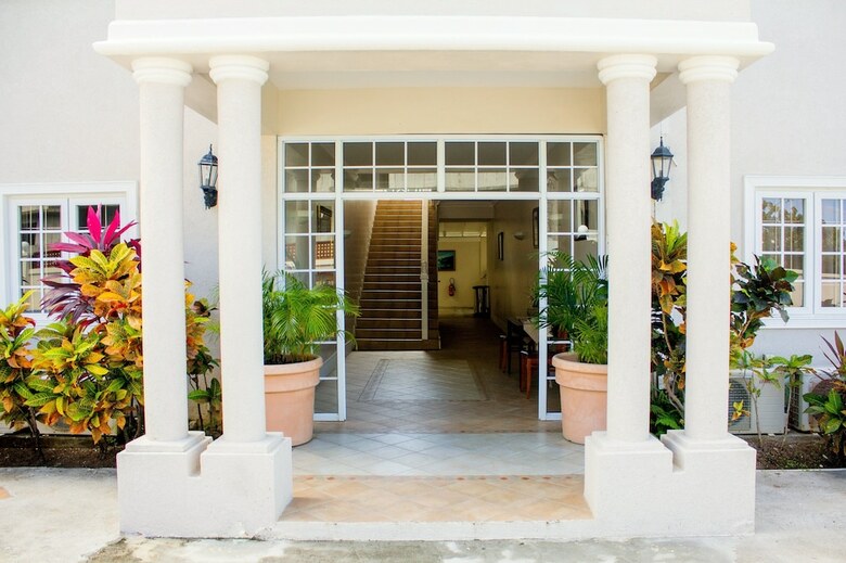 Hotel Bay Gardens Inn