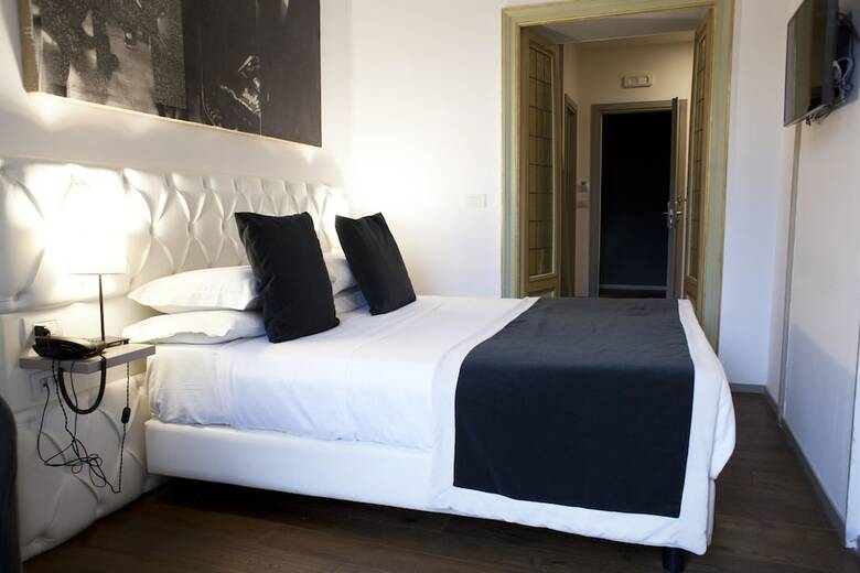 Piazza Farnese Luxury Suites
