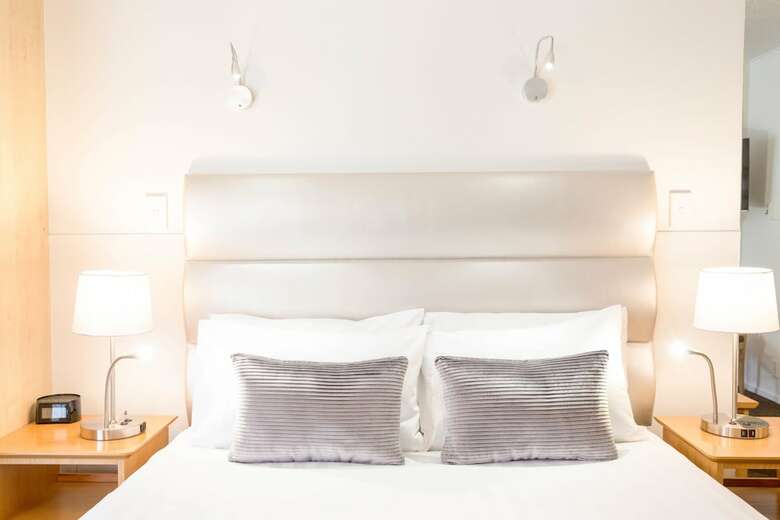 Trailways Hotel Nelson