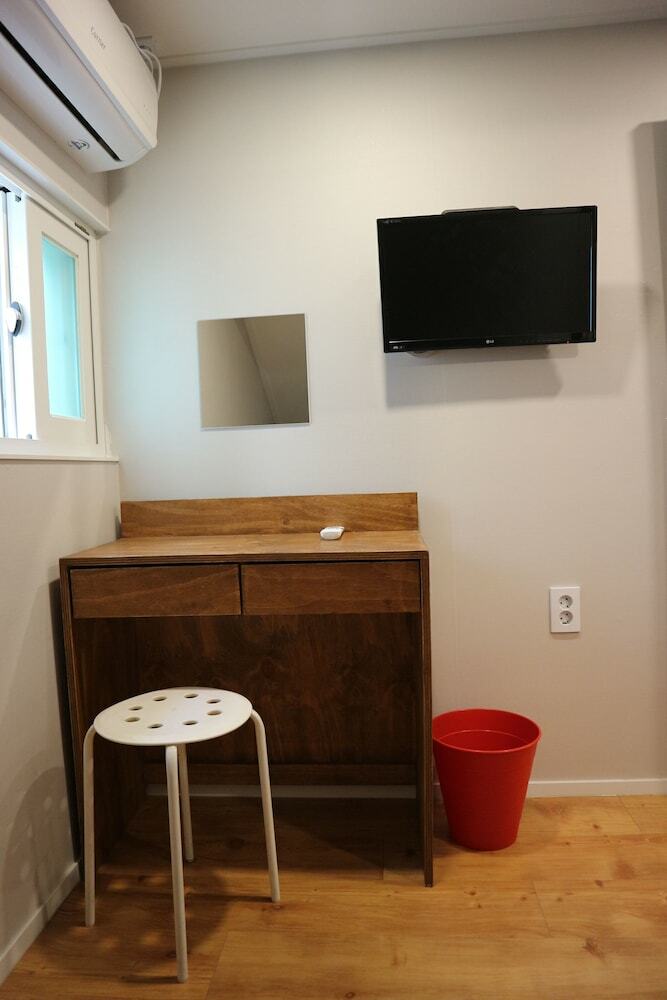 Hostal Zzzip Guest House