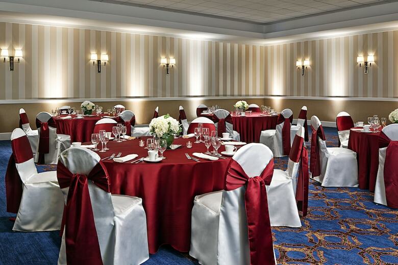 Sheraton Milwaukee Brookfield Hotel