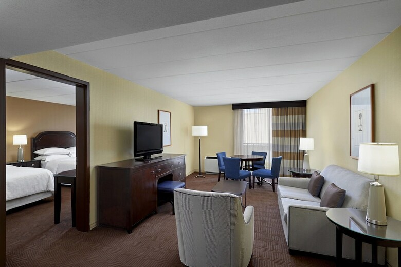 Sheraton Milwaukee Brookfield Hotel