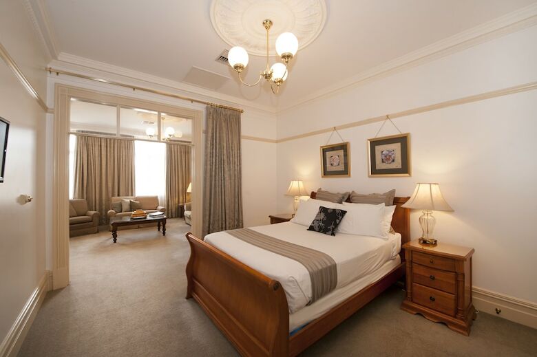 Cobb & Co Court Boutique Hotel