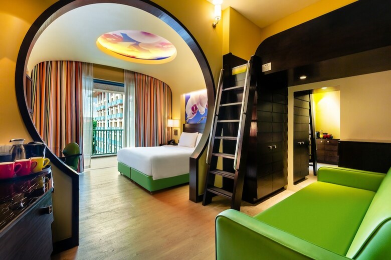 Resorts World Sentosa - Festive Hotel