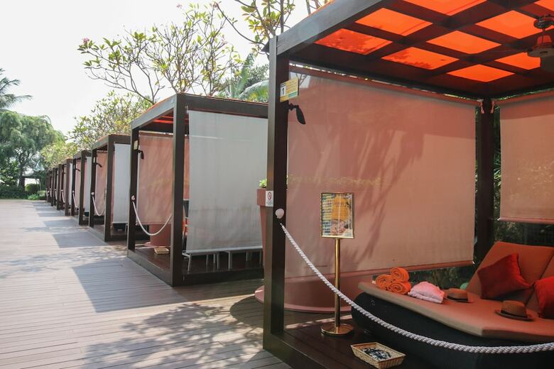 Resorts World Sentosa - Festive Hotel