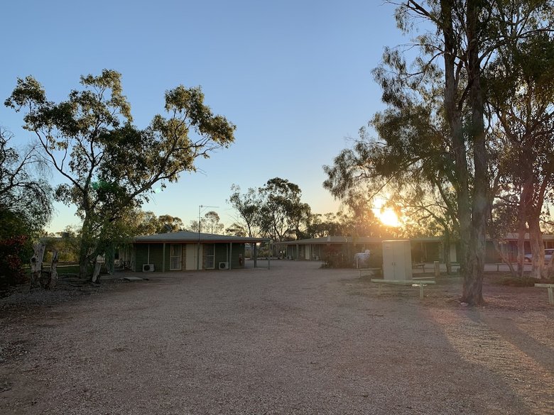 Motel Lightning Ridge Outback Resort & Caravan Park