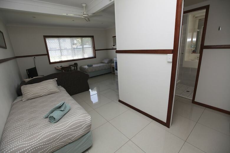 Across Country Motel And Serviced Apartments