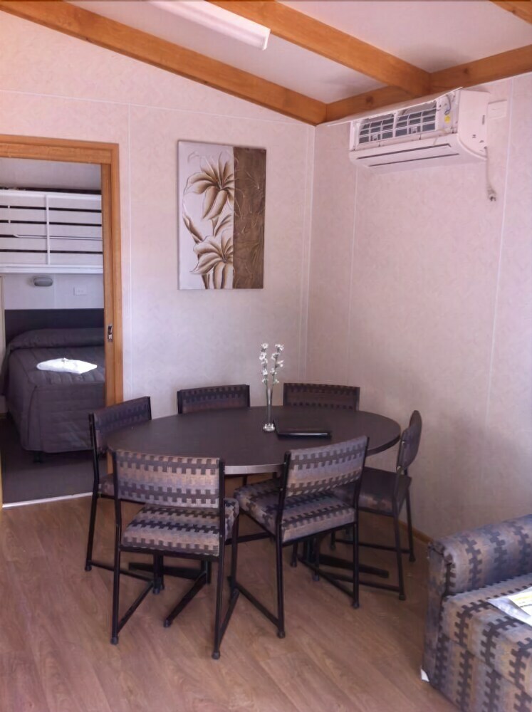 Golden Country Motel & Caravan Park