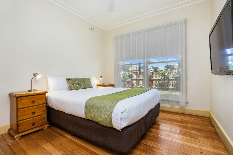 Motel National Hotel Complex And Bendigo Central Apartments