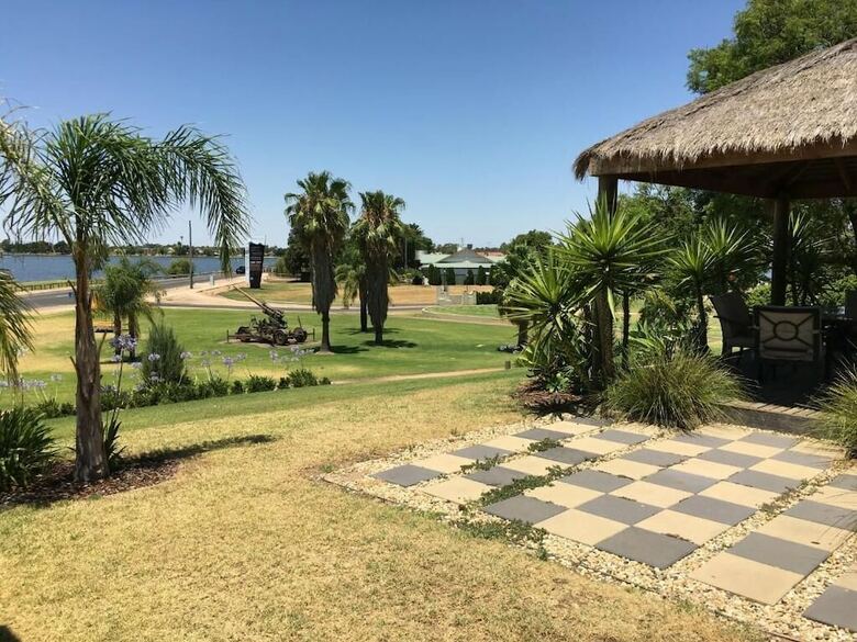 Capricorn Motor Inn