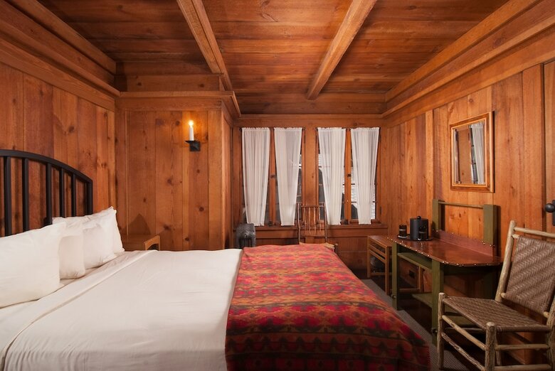 Hotel Old Faithful Inn - Inside The Park