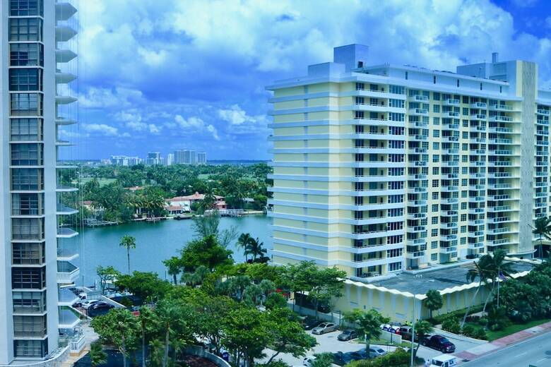 Collins Apartments By Design Suites Miami