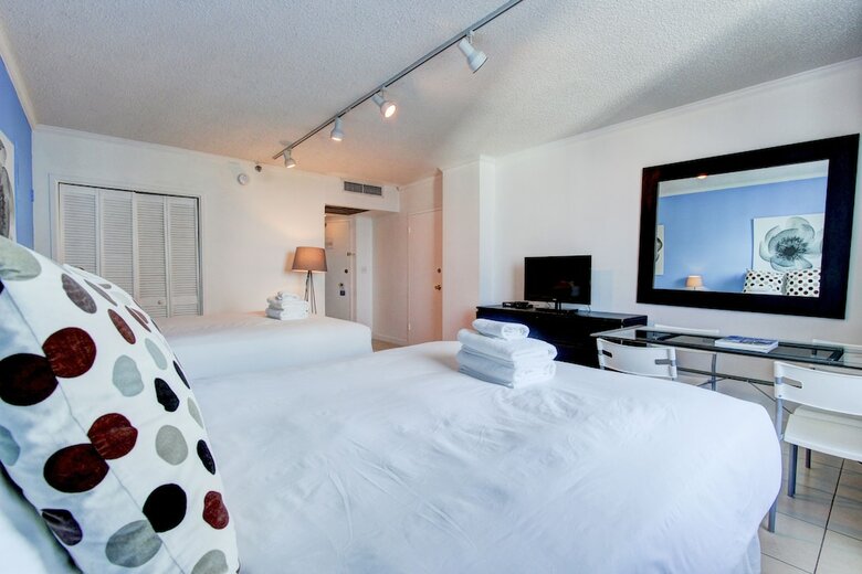 Collins Apartments By Design Suites Miami