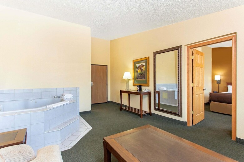Hotel Americinn By Wyndham West Bend